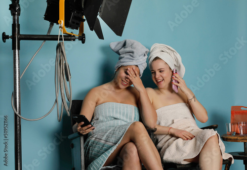 Fotografía 2 young models are waiting in a photo studio for their job to continue