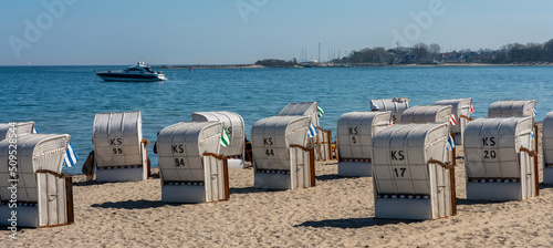 Fototapeta Naklejka Na Ścianę i Meble -  Timmendorfer Strand mit Strandkörben und Touristen, Niendorf, Lübecker Bucht, Ostsee