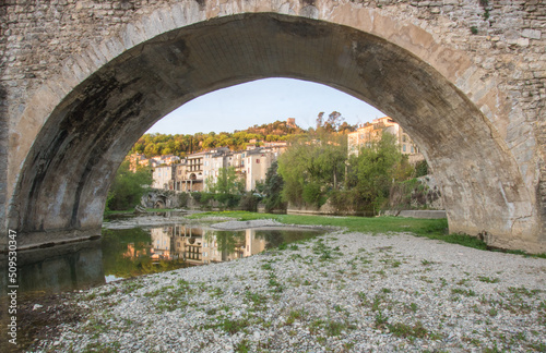 Arche de pont au dessus de la Vidourle dans le Gard avec en arrière plan le village de Sauve dans le Gard © jef 77