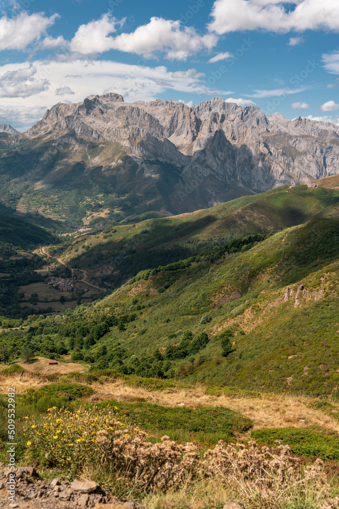 paisaje montañoso lleno de árboles y vegetación con la sombra de las nubes sobre las montañas paisaje montañoso lleno de árboles y vegetación con la sombra de las nubes sobre las montañas