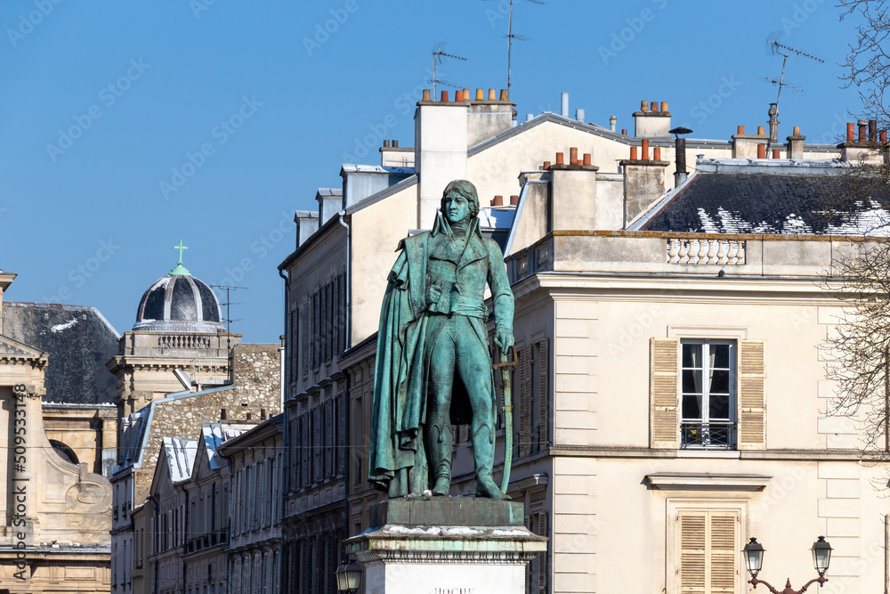 statue in the middle of the city statue in the middle of the city