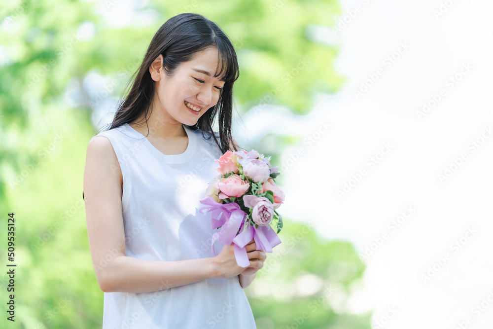 花束を持つ女性
花束を持つ女性