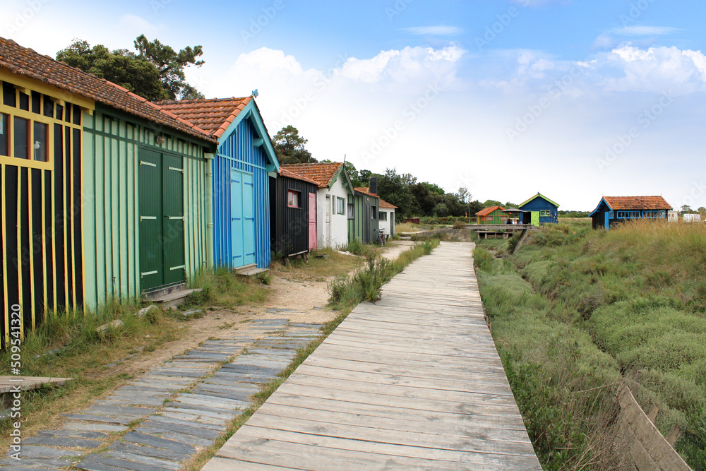 Site ostréicole et naturel de Fort-Royer, cabanes colorées sur l'ile d'Oléron