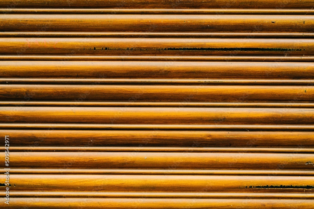 Obraz premium Volet de couleur dorée, jaune ocre, abimé a certain endroit pouvant servir de fond