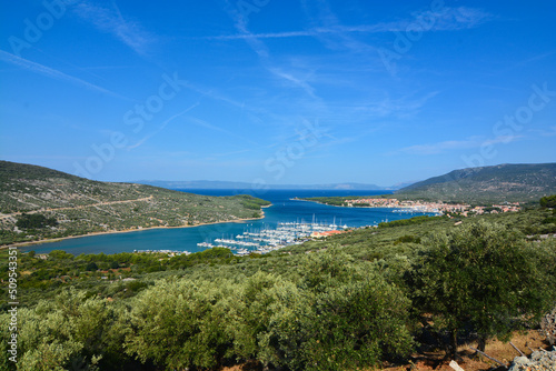 costa nei dintorni dell'isola di krk croazia con vista porto turistico © andreafer99