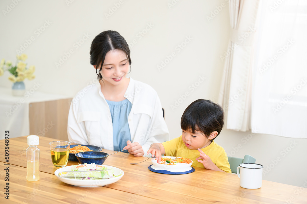 よく食べる幼児のいる食卓