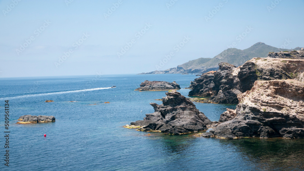 Litoral rocoso en el mar mediterráneo
