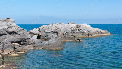 Islote rocoso en mar mediterraneo