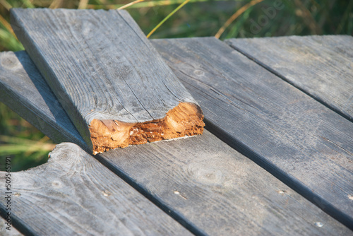 vergrautes gebrochenes Holzbrett an einem Holzdeck photo