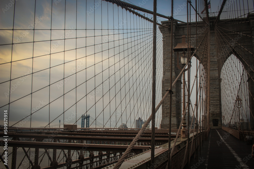 Fototapeta premium vue sur manhattan business disctrict et Pont de Brooklyn à New York aux USA