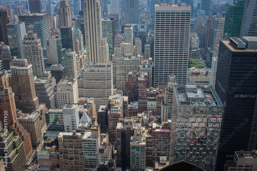 Fototapeta premium Vue du ciel sur les gratte ciels de manhattan à New York depuis le Rockefeller center