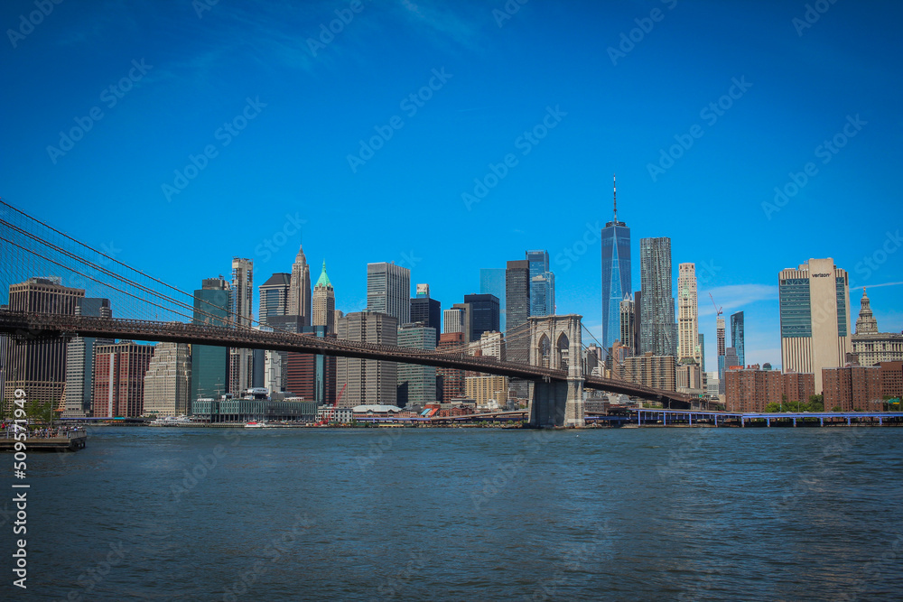 vue sur manhattan business disctrict et Pont de Brooklyn à New York aux USA 