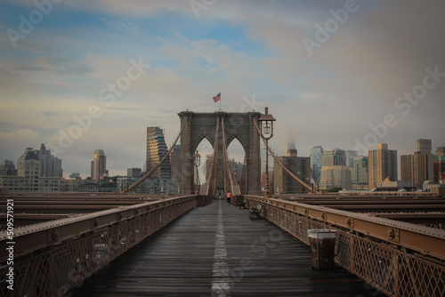 vue sur manhattan business disctrict et Pont de Brooklyn à New York aux USA  © trolhas