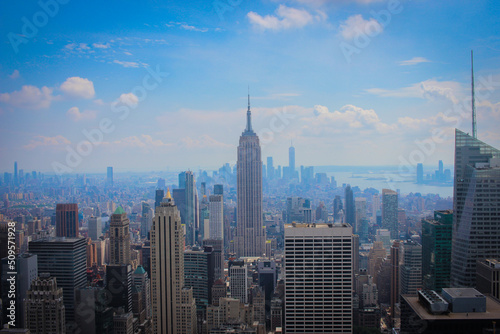 Fotografie, Obraz Vue du ciel sur les gratte ciels de manhattan à New York depuis le Rockefeller c