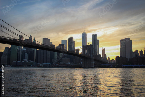 vue sur manhattan business disctrict et Pont de Brooklyn à New York aux USA © trolhas
