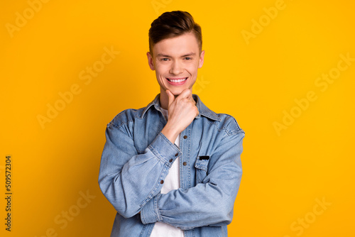 Fotografia Photo of young cheerful guy arm touch chin thoughtful clever barber shop isolate