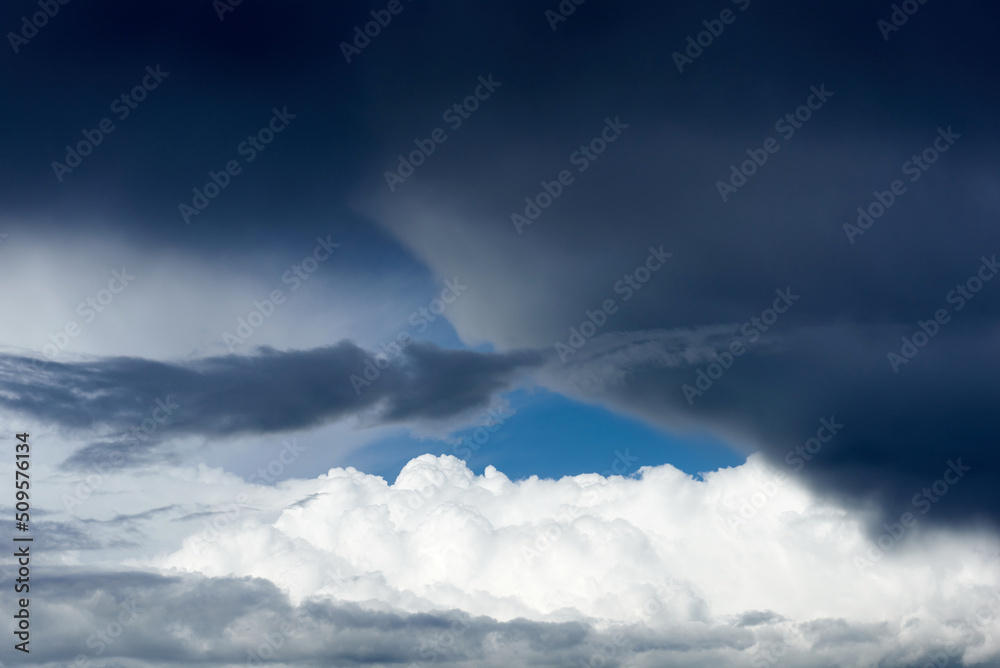 Obraz premium gathering storm clouds