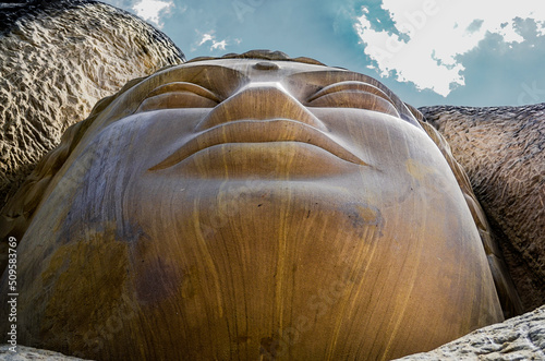 Foto Sculptures carved in sandstone on the Ruta de las Caras, is a hiking route on the banks of the Buendia reservoir, Cuenca, Spain