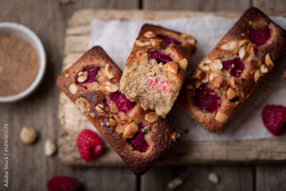 gâteaux moelleux financier cakes fait maison aux framboises et noisettes gâteaux moelleux financier cakes fait maison aux framboises et noisettes