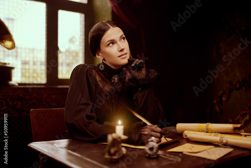 Fotografie heroine writing a letter