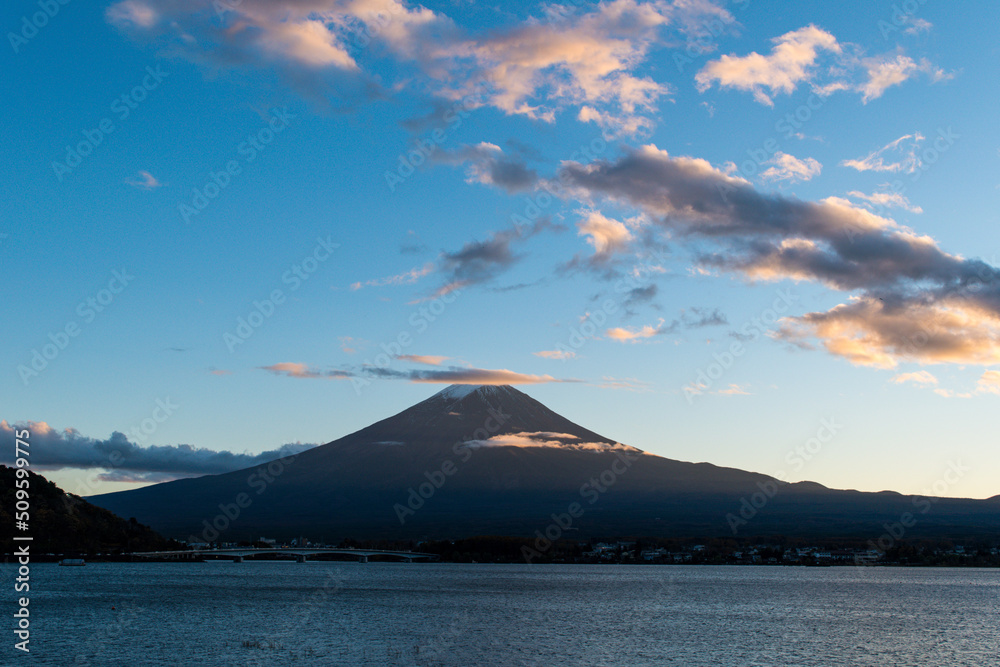 太陽が輝く日本の富士山の絶景　河口湖と富士山の背景素材　きれいな風景シルエット