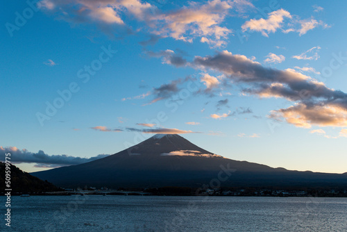 太陽が輝く日本の富士山の絶景 河口湖と富士山の背景素材 きれいな風景シルエット