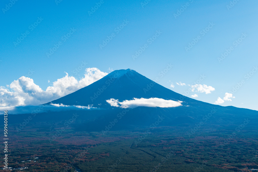 快晴の日本の富士山の絶景　そびえたつ富士山の背景素材　きれいな風景シルエット