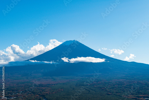 快晴の日本の富士山の絶景 そびえたつ富士山の背景素材 きれいな風景シルエット