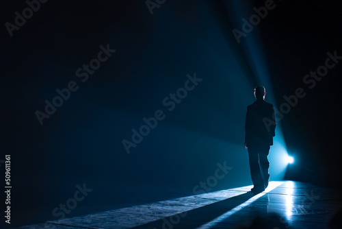 une silhouette humaine qui sort de la lumière