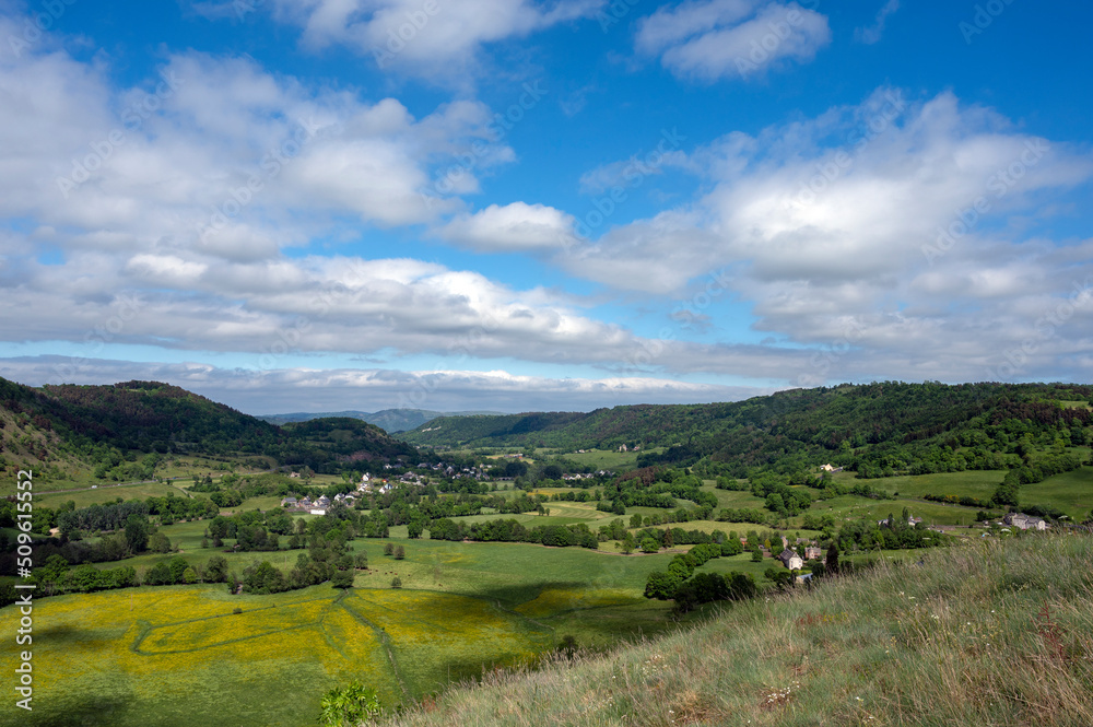 Paysage d'Auvergne au printemps dans le département du Cantal près de Murat en France