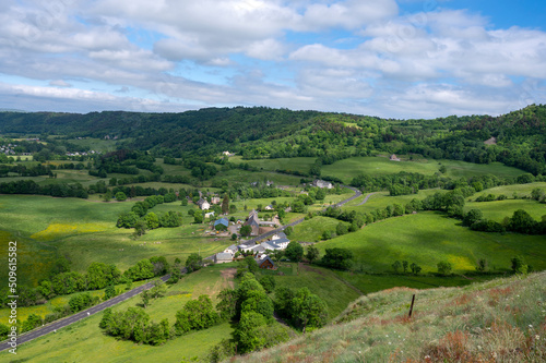 Paysage d'Auvergne au printemps dans le département du Cantal près de Murat en France