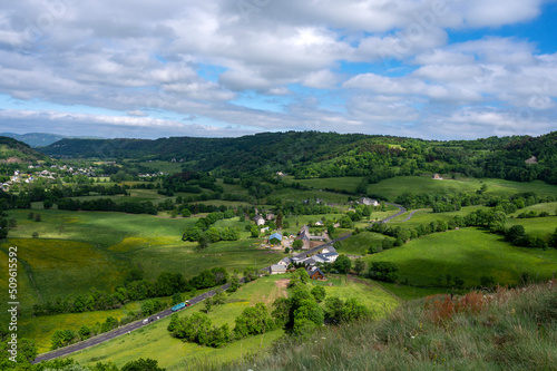 Paysage d'Auvergne au printemps dans le département du Cantal près de Murat en France