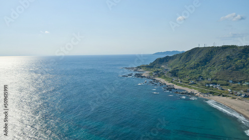 エメラルドグリーンの海の空撮
