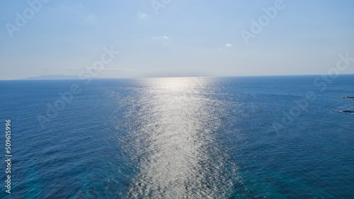 エメラルドグリーンの海の空撮