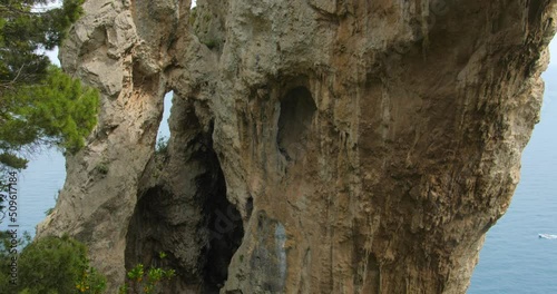 Tilt down shot of a natural arch in Capri at daytime. The beautiful rock formation, which is one of the principal tourist destination in Capri, italy.
Arco naturale photo