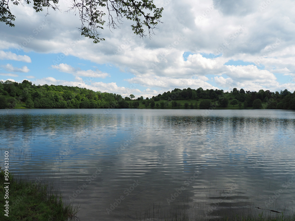 Weinfelder Maar, auch Totenmaar genannt, ist ein Maar südöstlich der Stadt Daun in der Eifel, Rheinland-Pfalz 