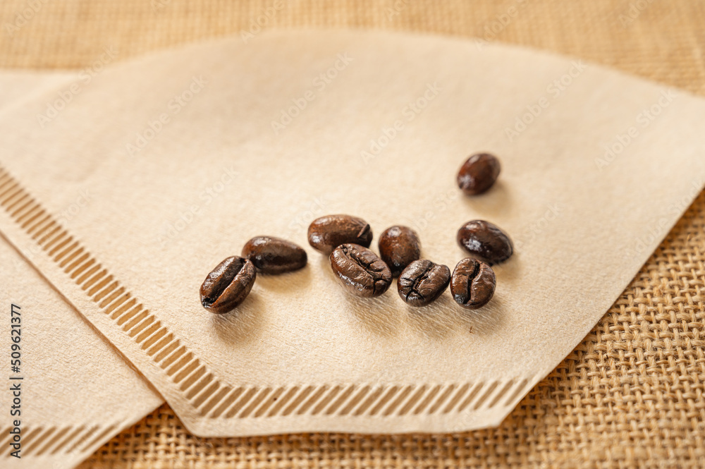 焙煎したコーヒー豆とペーパーフィルター