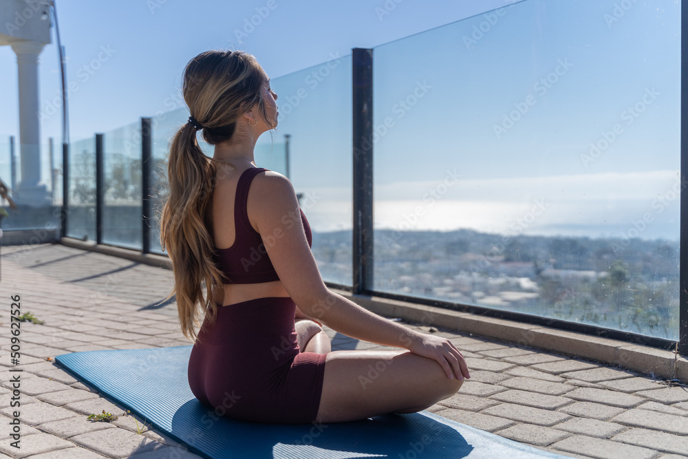 Frau beim entspannen nach dem Sport in San Clemente CA