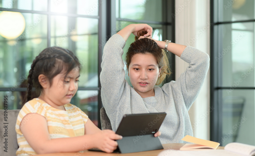 Asian girls study with a tutor, private lessons at home, sisters and sisters. Asian girls study with a tutor, private lessons at home, sisters and sisters.