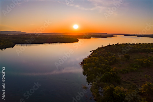 P  r do sol no lago do Manso em Chapada dos Guimar  es