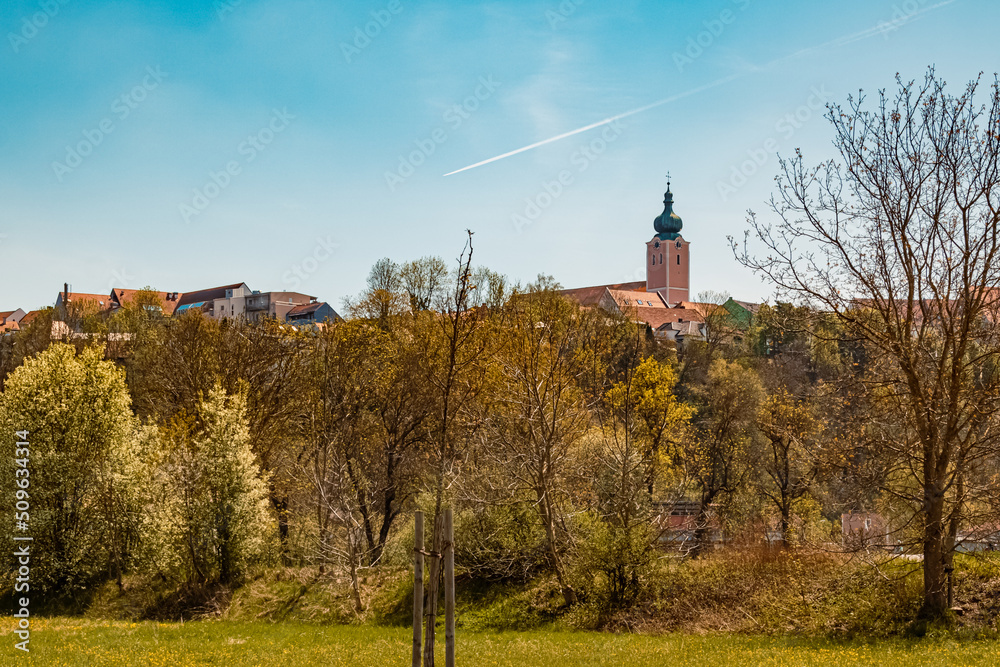Obraz premium Beautiful church on a sunny summer day at Landau, Isar, Bavaria, Germany