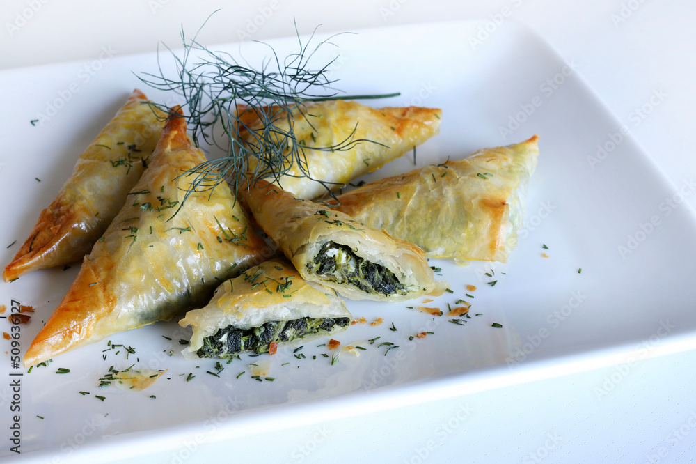Cucina tradizionale greca. Spanakopita, triangolo di pasta fillo con
