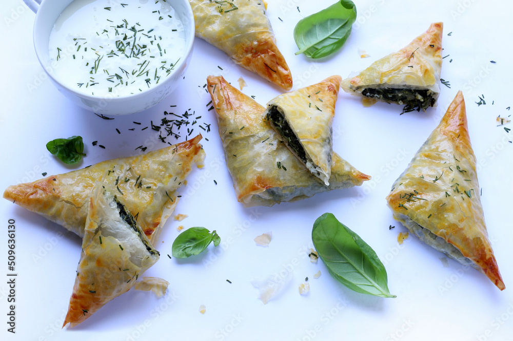 Cucina tradizionale greca. Spanakopita, triangoli croccanti di pasta