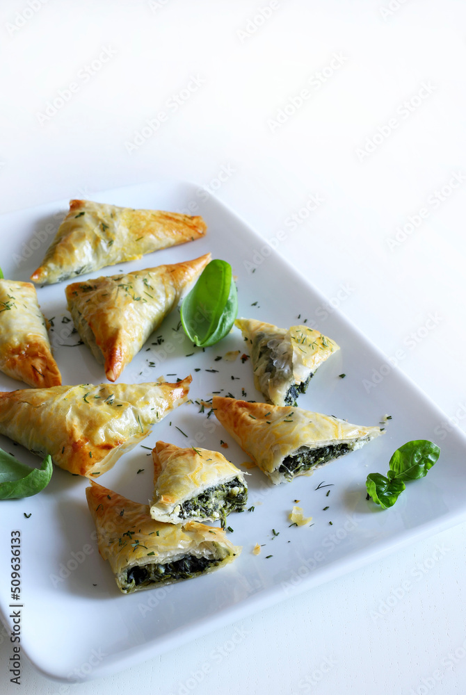 Cucina tradizionale greca. Spanakopita, triangolo di pasta fillo con