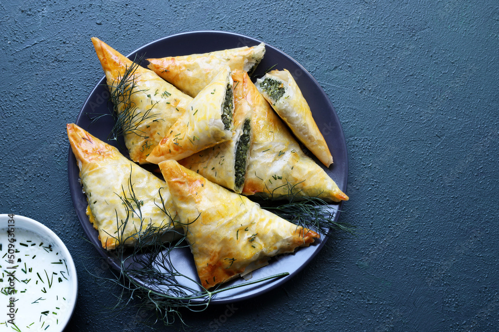 Cucina tradizionale greca. Spanakopita, triangoli croccanti di pasta