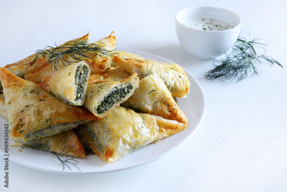 Cucina tradizionale greca. Spanakopita, triangoli croccanti di pasta