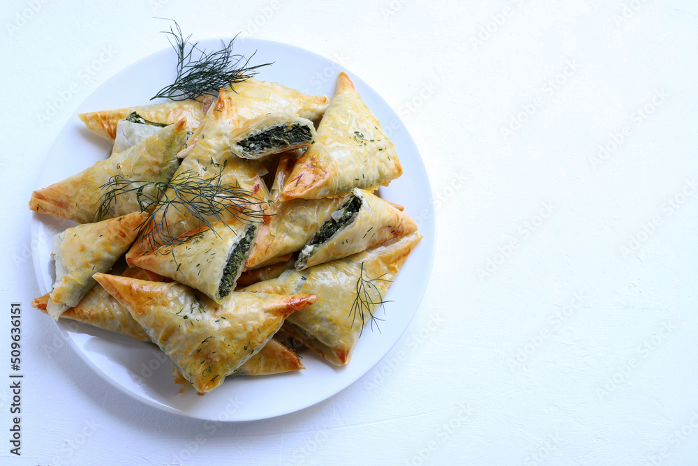 Cucina tradizionale greca. Spanakopita, triangolo di pasta fillo con