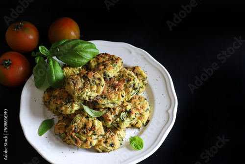 Polpette di zucchine vegetariane su sfondo nero. Direttamente sopra.