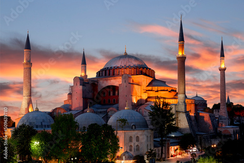 Foto St. Sophia (Hagia Sophia) museum at sunset in Istanbul, Turkey