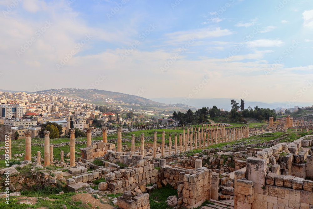 Obraz premium Jerash, Jordan - columns in historical Jerash city (Grassa) Roman and Greek city